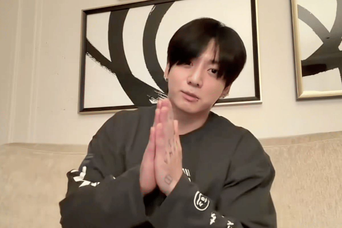 Tangkapan layar Jungkook BTS saat melakukan siaran langsung melalui platform Weverse Live dalam dokumentasi resmi.