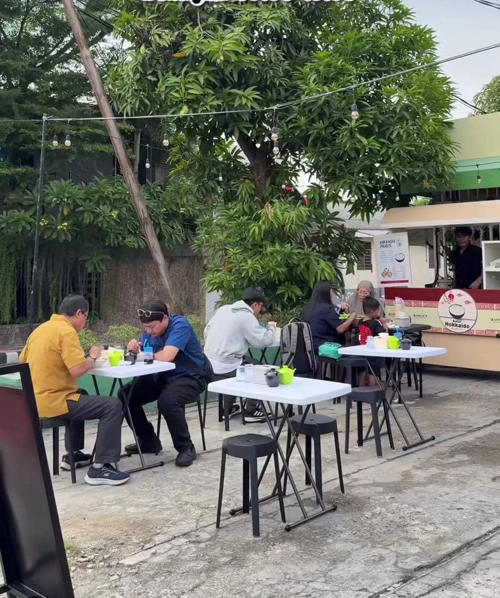 Bubur ayam ala Jepang dari Bubur Hokkaido di Bandar Lampung tersaji dalam mangkuk sebagai hidangan hangat.