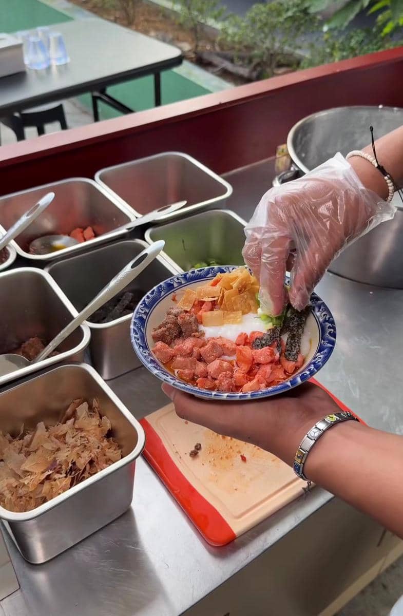 Semangkuk bubur ayam ala Jepang dari Bubur Hokkaido di Bandar Lampung, disajikan dengan topping dan pelengkap.