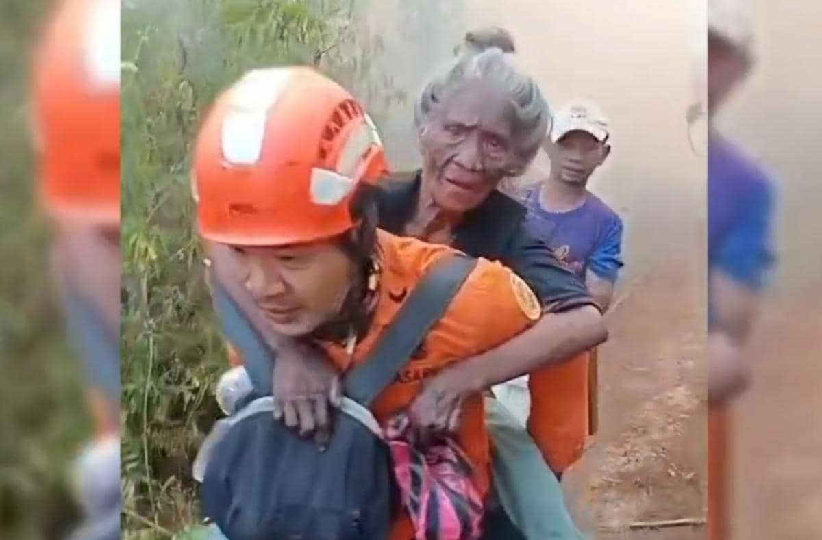 Aksi Heroik Satgas Selamatkan Lansia dan Cucunya Terjebak Api Karhutla