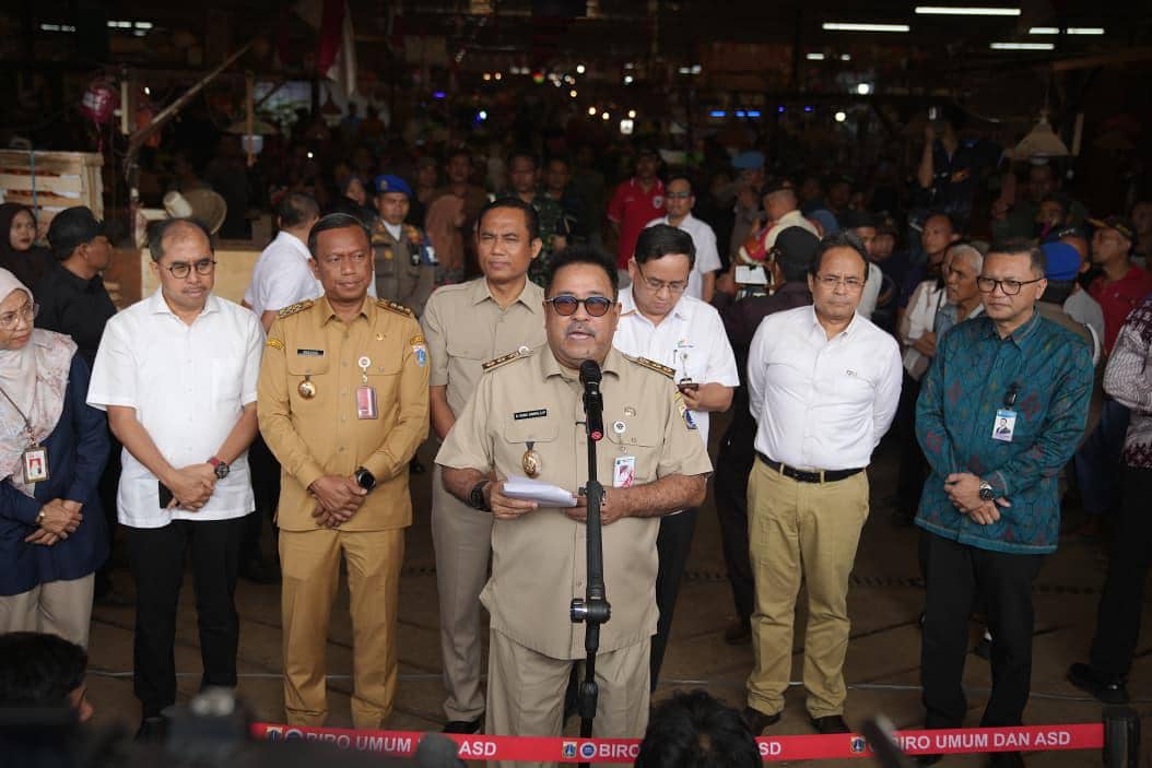 Wakil Gubernur DKI Jakarta, Rano Karno saat menyaksikan akad massal program pembiayaan pedagang di Pasar Induk Kramat Jati, Jakarta Timur