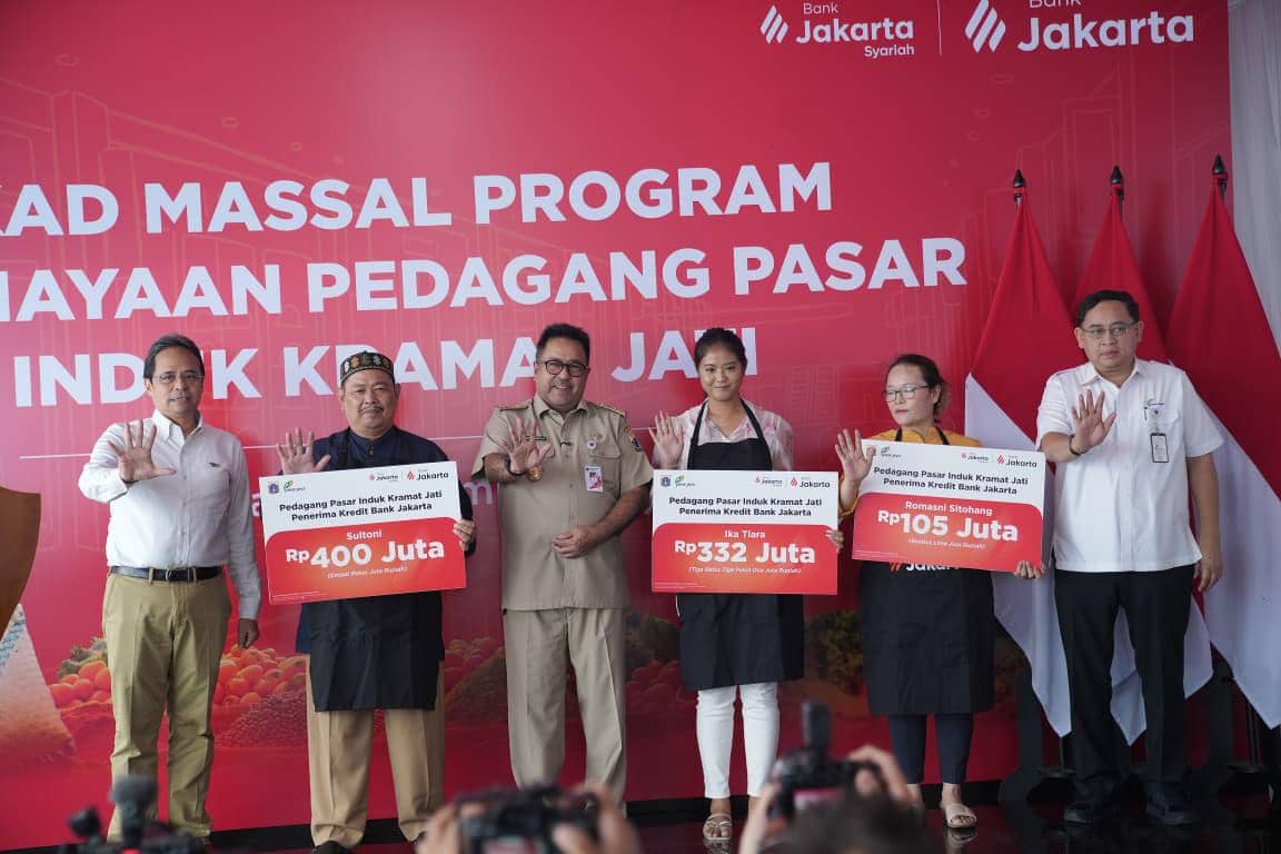 Wakil Gubernur DKI Jakarta, Rano Karno saat menyaksikan akad massal program pembiayaan pedagang di Pasar Induk Kramat Jati, Jakarta Timur, S