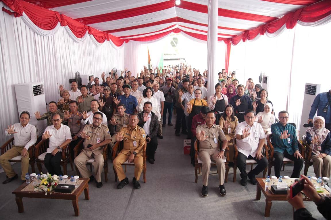 Wakil Gubernur DKI Jakarta, Rano Karno saat menyaksikan akad massal program pembiayaan pedagang di Pasar Induk Kramat Jati, Jakarta Timur