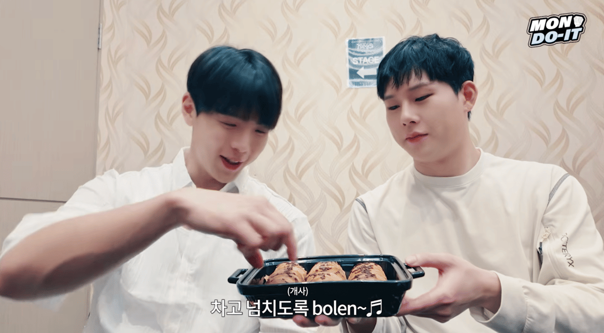 momen Shownu dan Joohoney coba makanan Indonesia