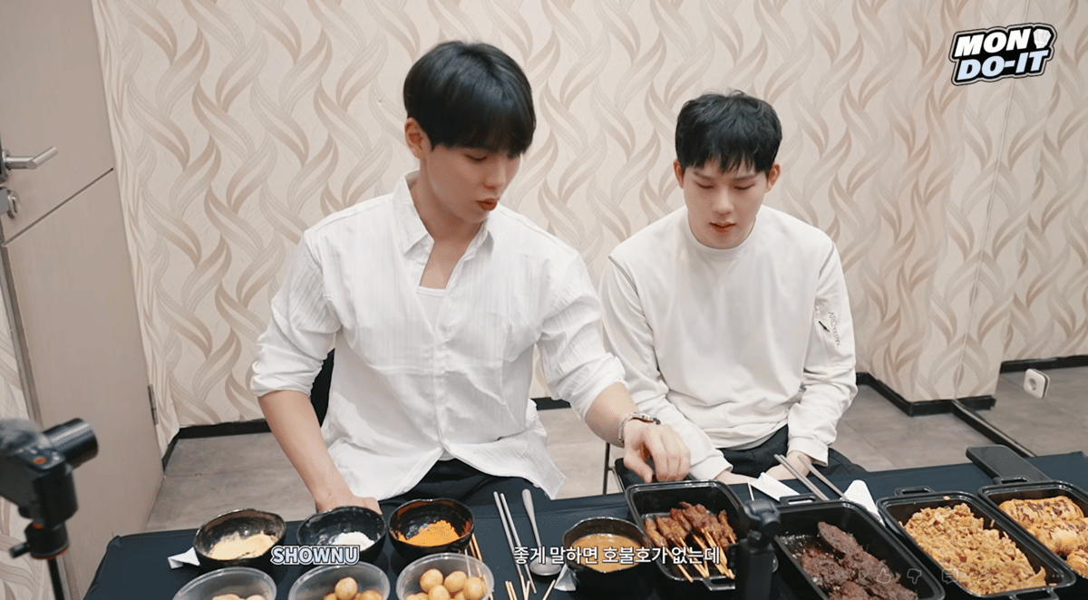 momen Shownu dan Joohoney coba makanan Indonesia