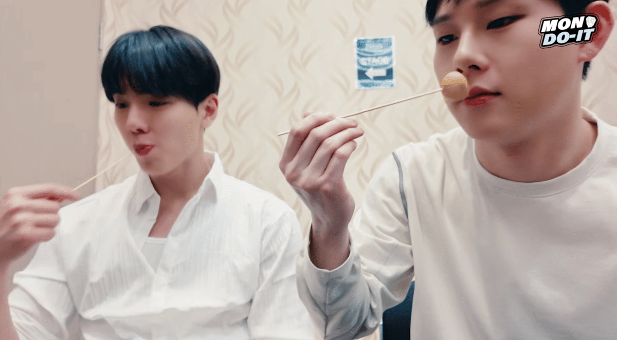momen Shownu dan Joohoney coba makanan Indonesia
