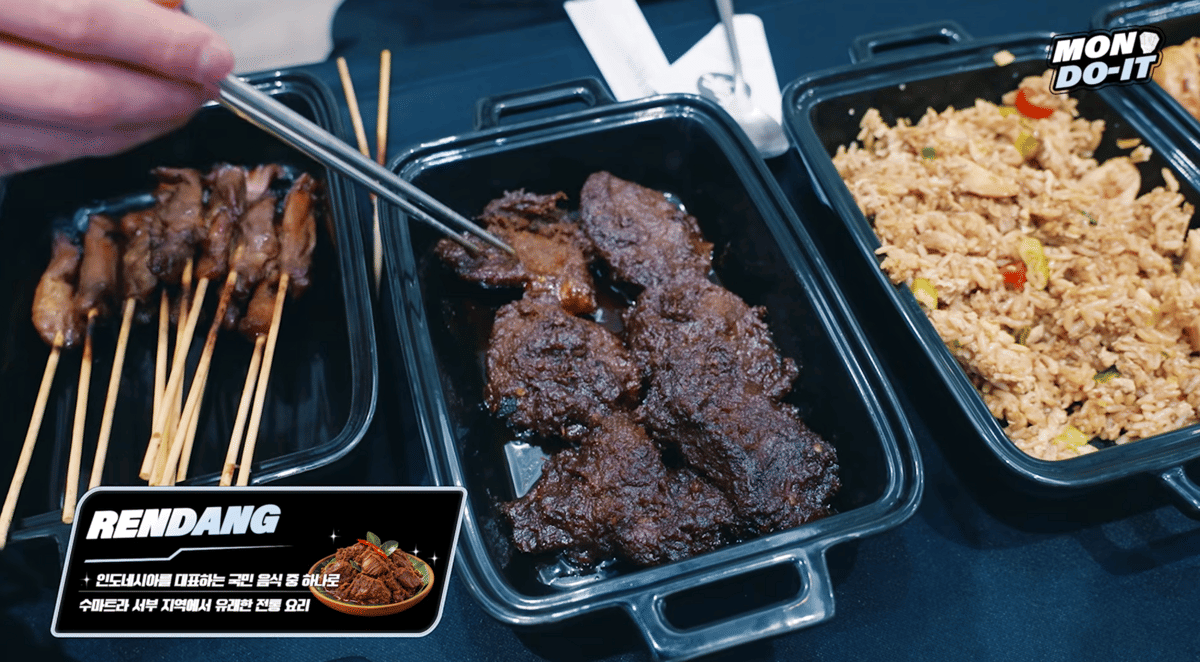 momen Shownu dan Joohoney coba makanan Indonesia