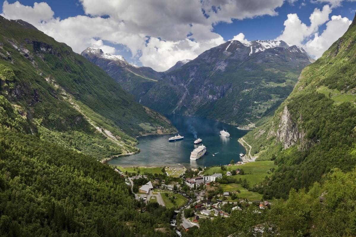 ilustrasi pemandangan Geiranger dari Flydalsjuvet