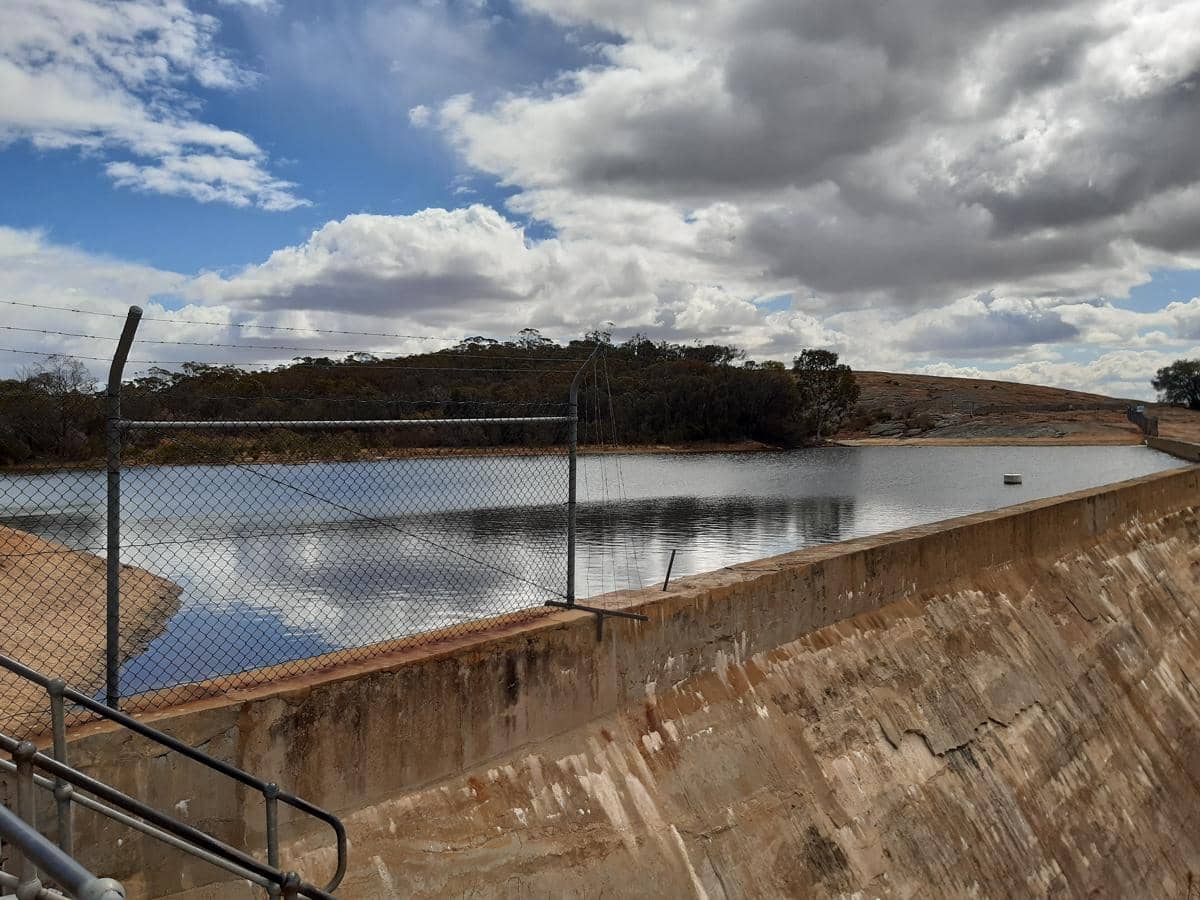 bendungan air di atas Wave Rock