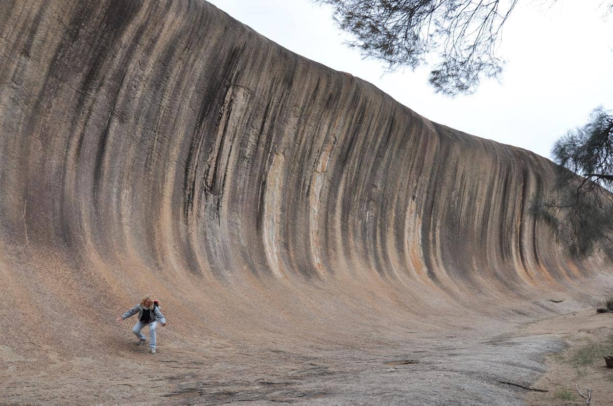 lekukan dan warna alami di permukaan Wave Rock
