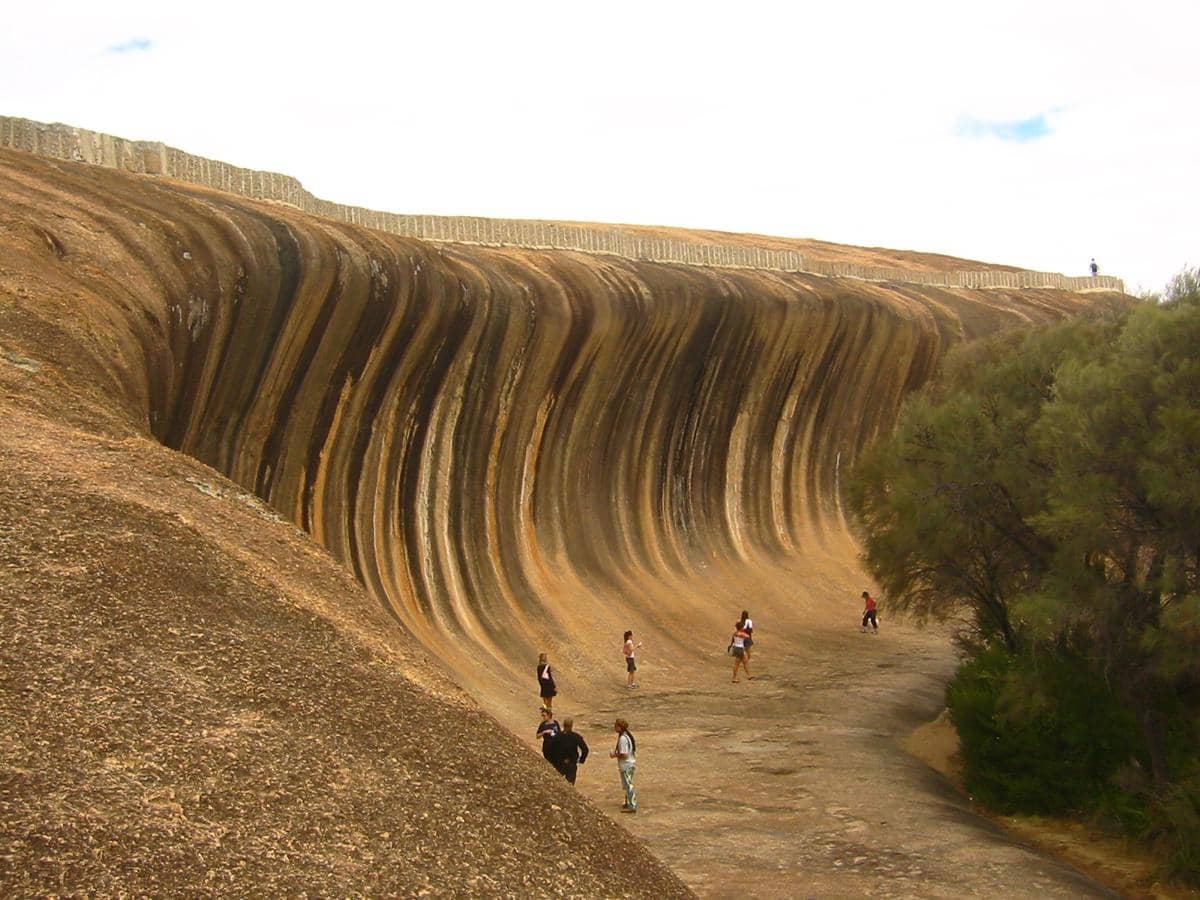 Wave Rock terbentuk melalui proses pelapukan dan erosi yang berlangsung sangat lama