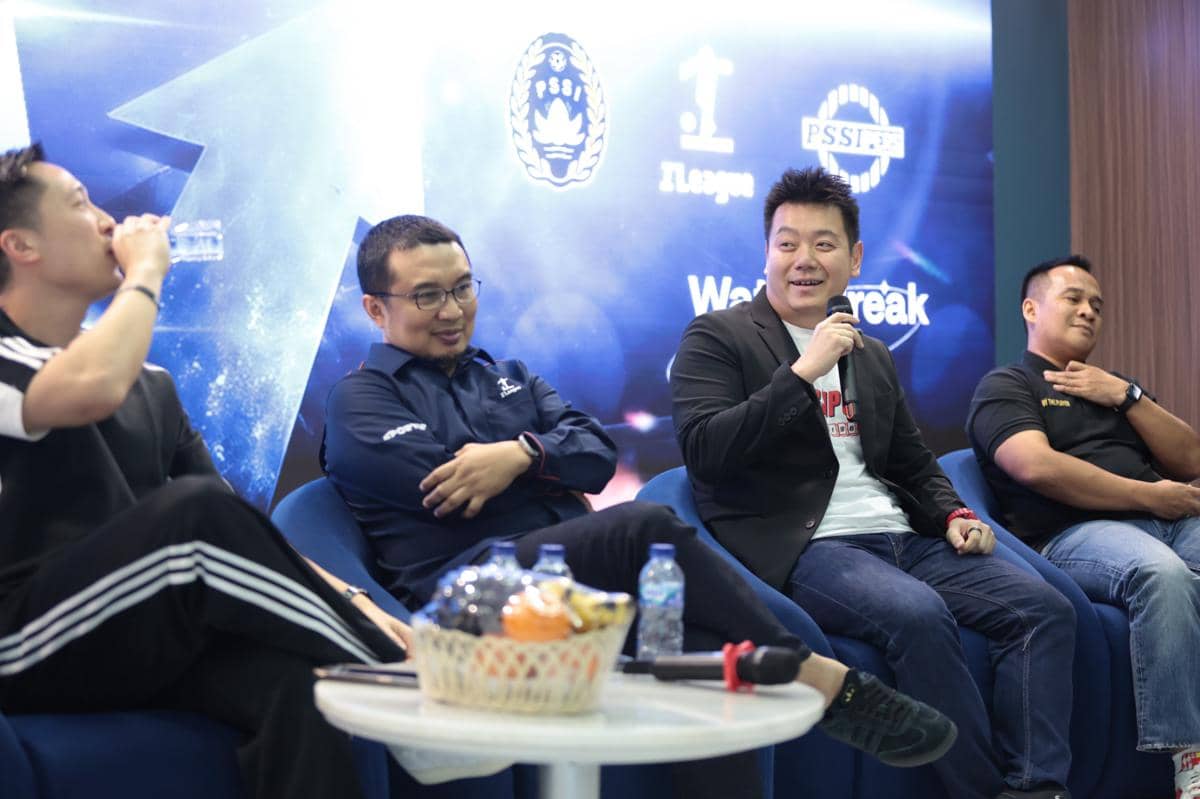Sejumlah peserta berdiskusi dalam acara Water Break PSSI Pers bertema Membawa Liga Naik Kelas di sebuah ruangan.