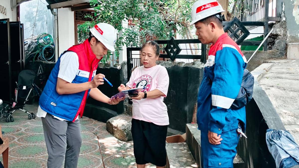 Ilustrasi petugas PGN mendatangi rumah warga untuk layanan jaringan gas. (Dok. PGN Lampung).