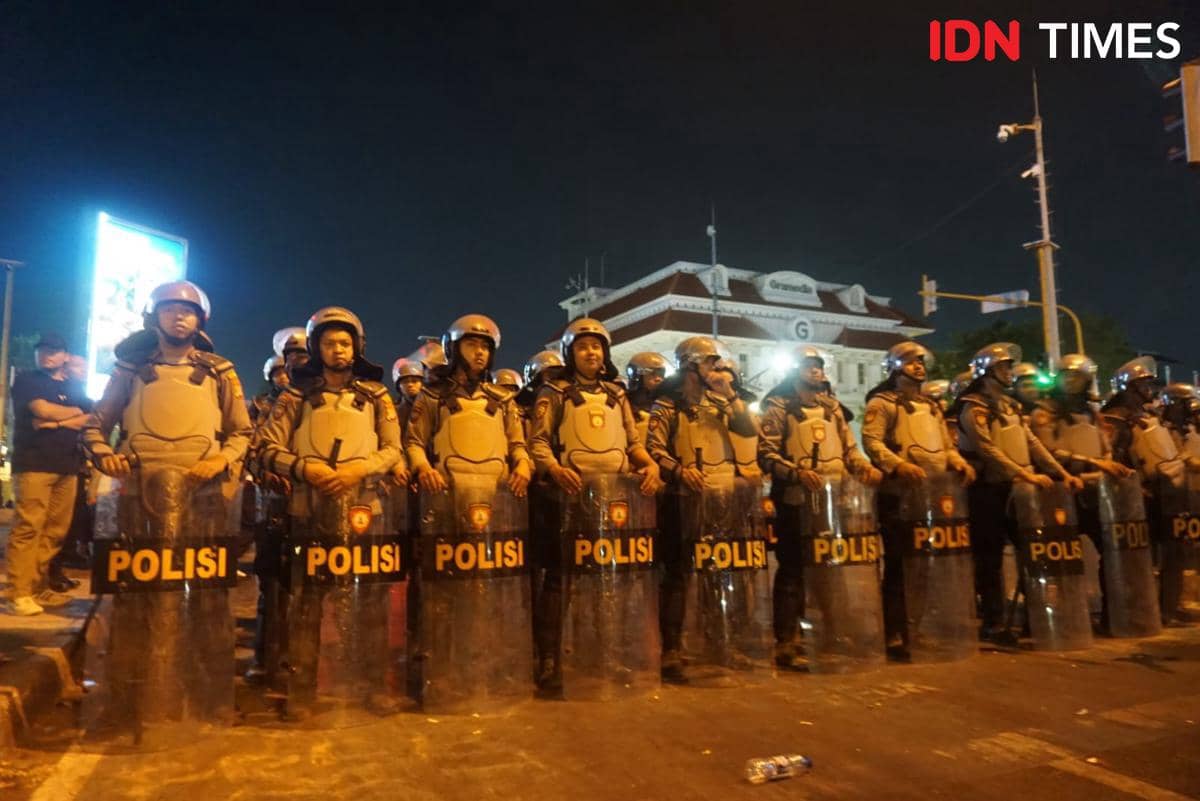 Aksi unjuk rasa Aliansi Masyarakat Sipil di Simpang Empat Gramedia, Jalan Jenderal Sudirman, Terban, Gondokusuman, Kota Yogyakarta pada Sela