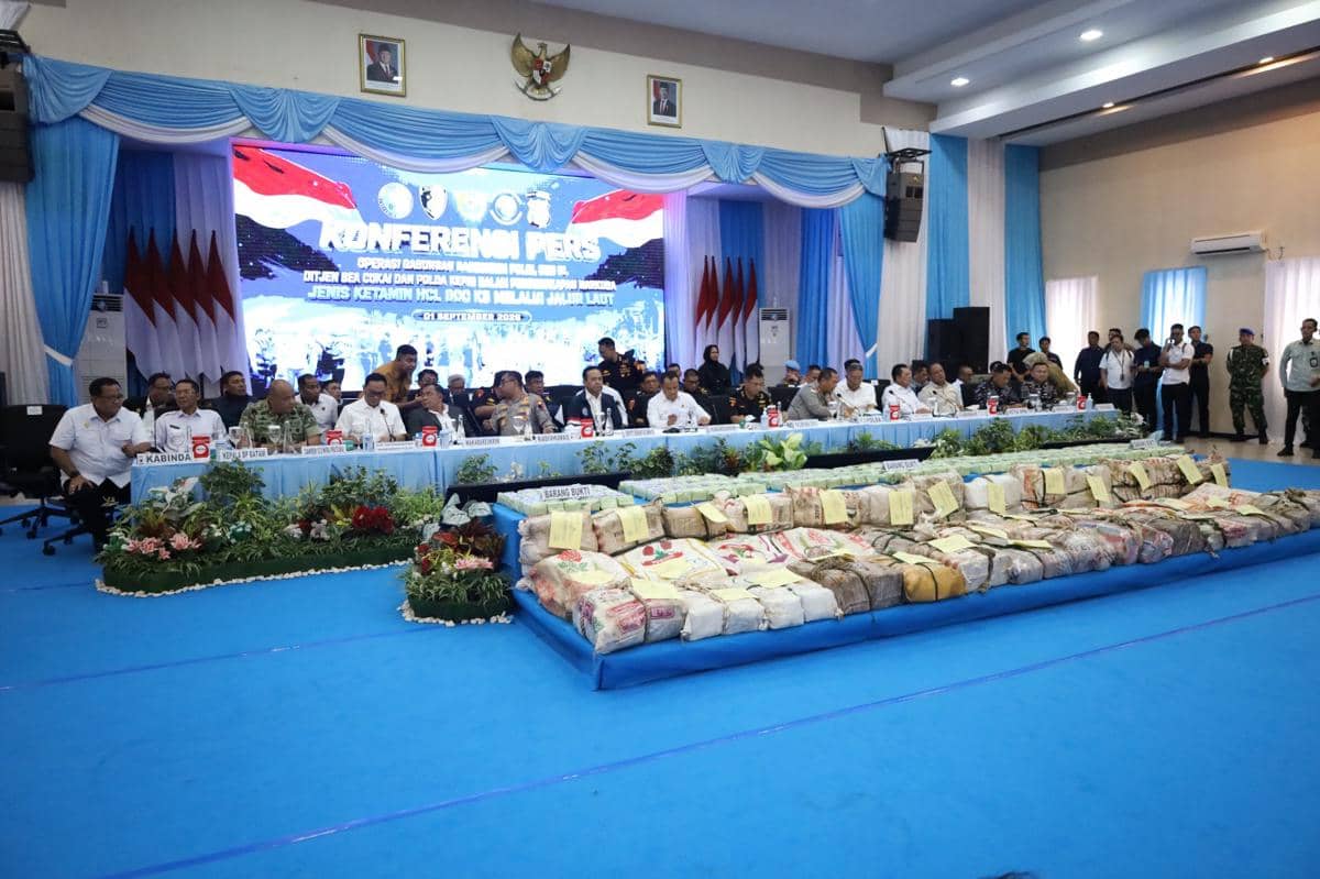 Badan Narkotika Nasional (BNN) ungkap penyelundupan narkotika dalam jumlah besar di wilayah perairan Natuna Utara, Kepulauan Riau. 
