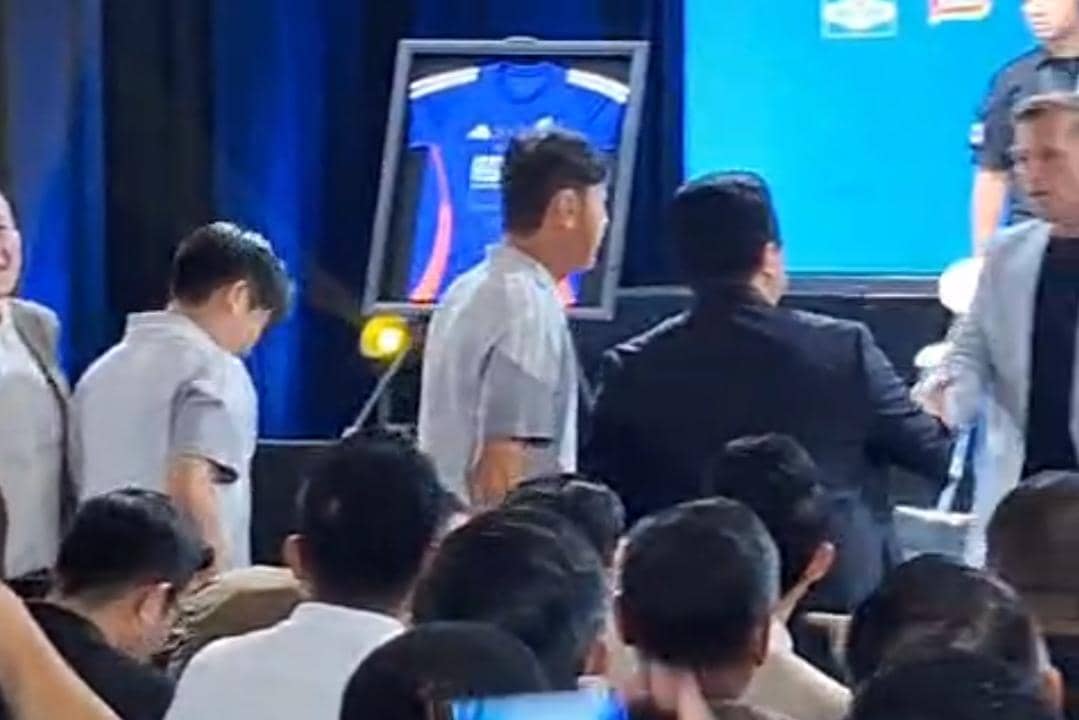 Shin dan Erick bercengkerama saat acara peluncuran Super League dalam suasana santai di lokasi acara.