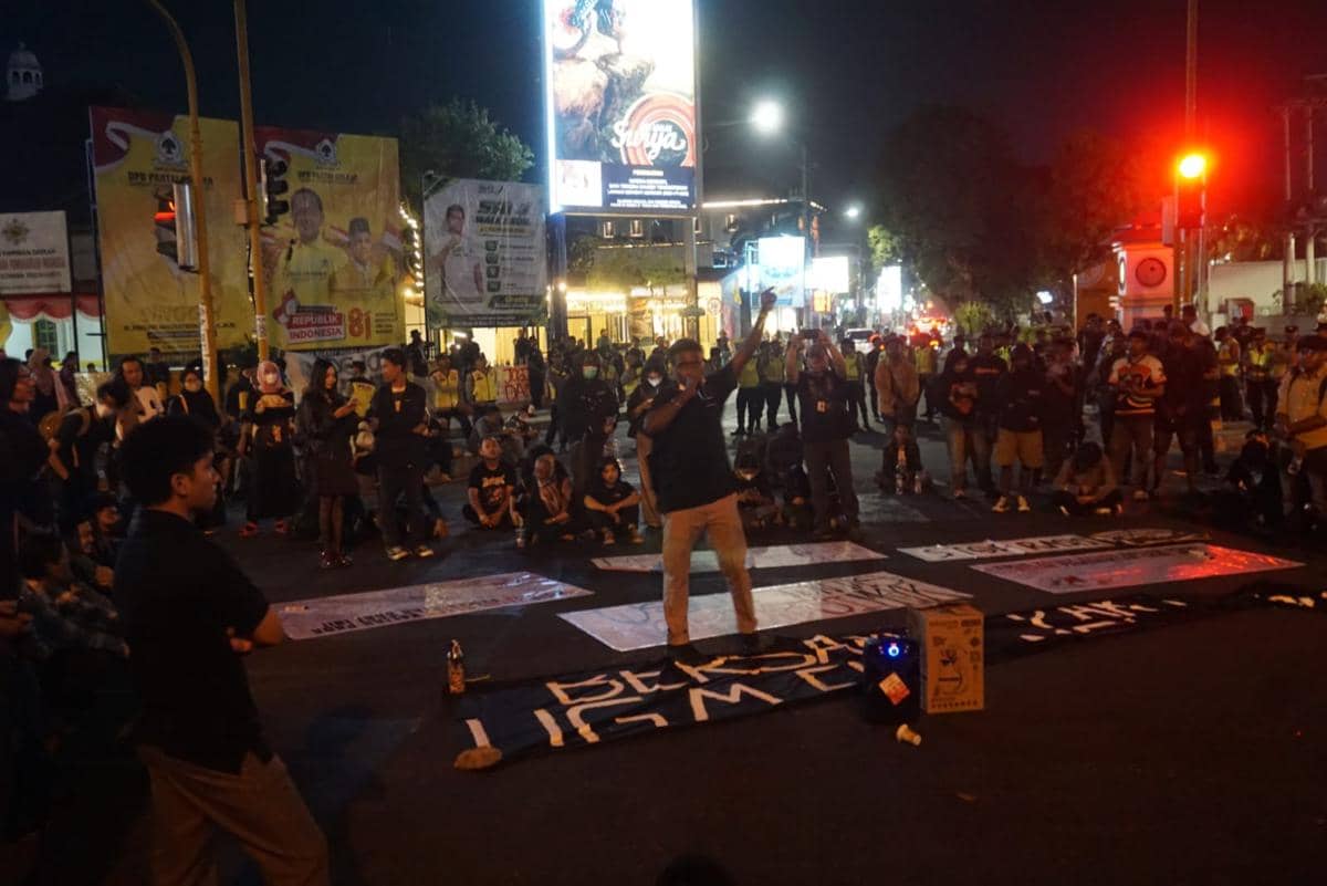 Ratusan orang yang tergabung dalam Aliansi Masyarakat Sipil menggelar aksi unjuk rasa di Simpang Empat Gramedia, Jalan Jenderal Sudirman, Te