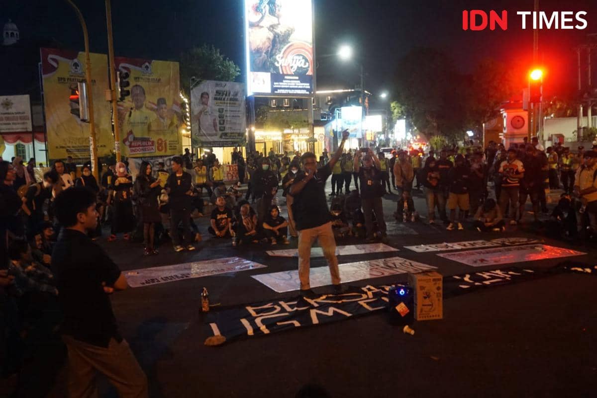 Aksi unjuk rasa Aliansi Masyarakat Sipil di Simpang Empat Gramedia, Jalan Jenderal Sudirman, Terban, Gondokusuman, Kota Yogyakarta pada Sela