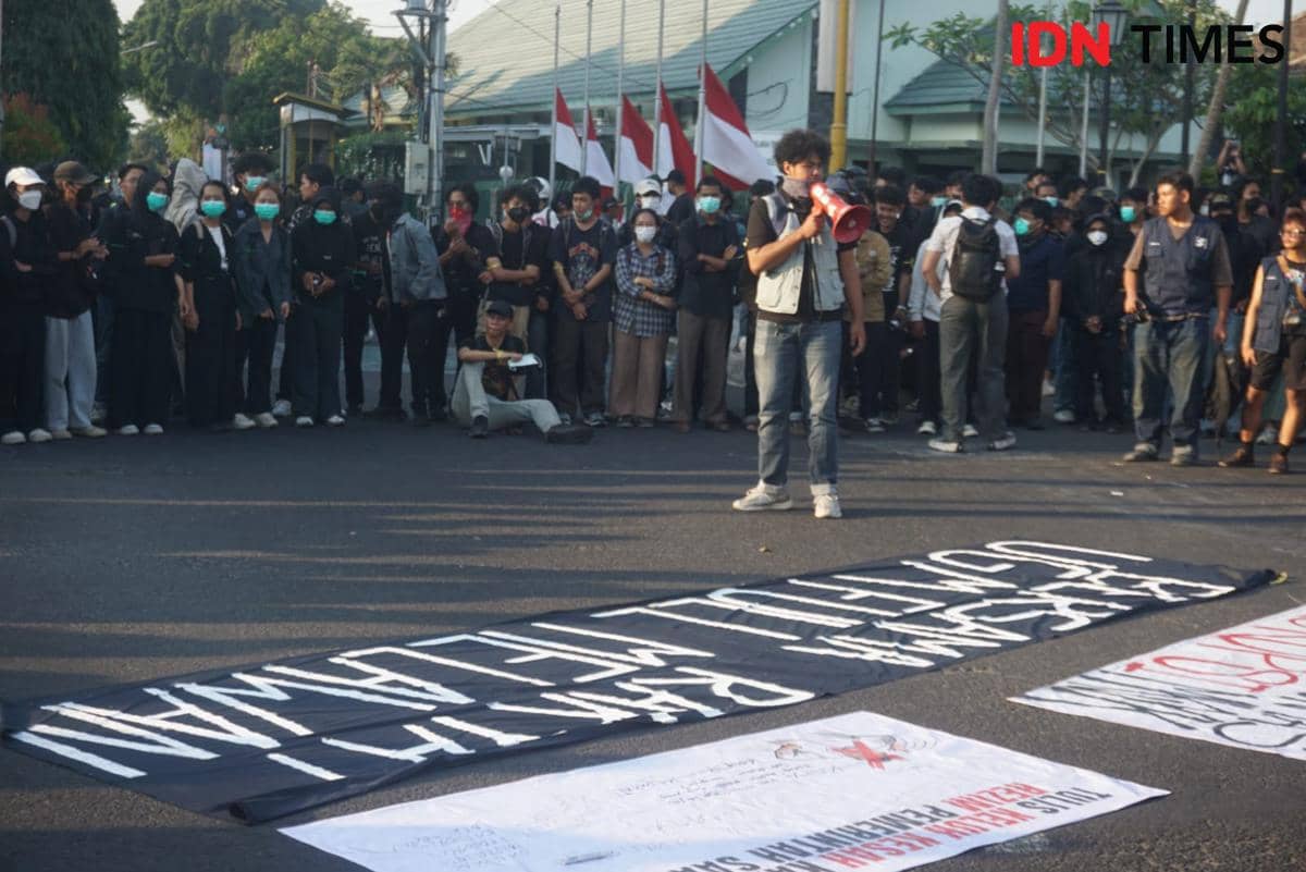 Ratusan Orang Gelar Aksi di Simpang Empat Gramedia, Ini Tuntutannya