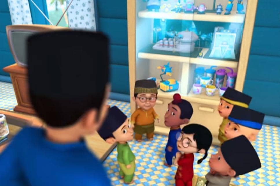 Abang Hamzah punya banyak koleksi pernak-pernik karakter dari acara Sarjan Husin 3000 di lemari rumahnya