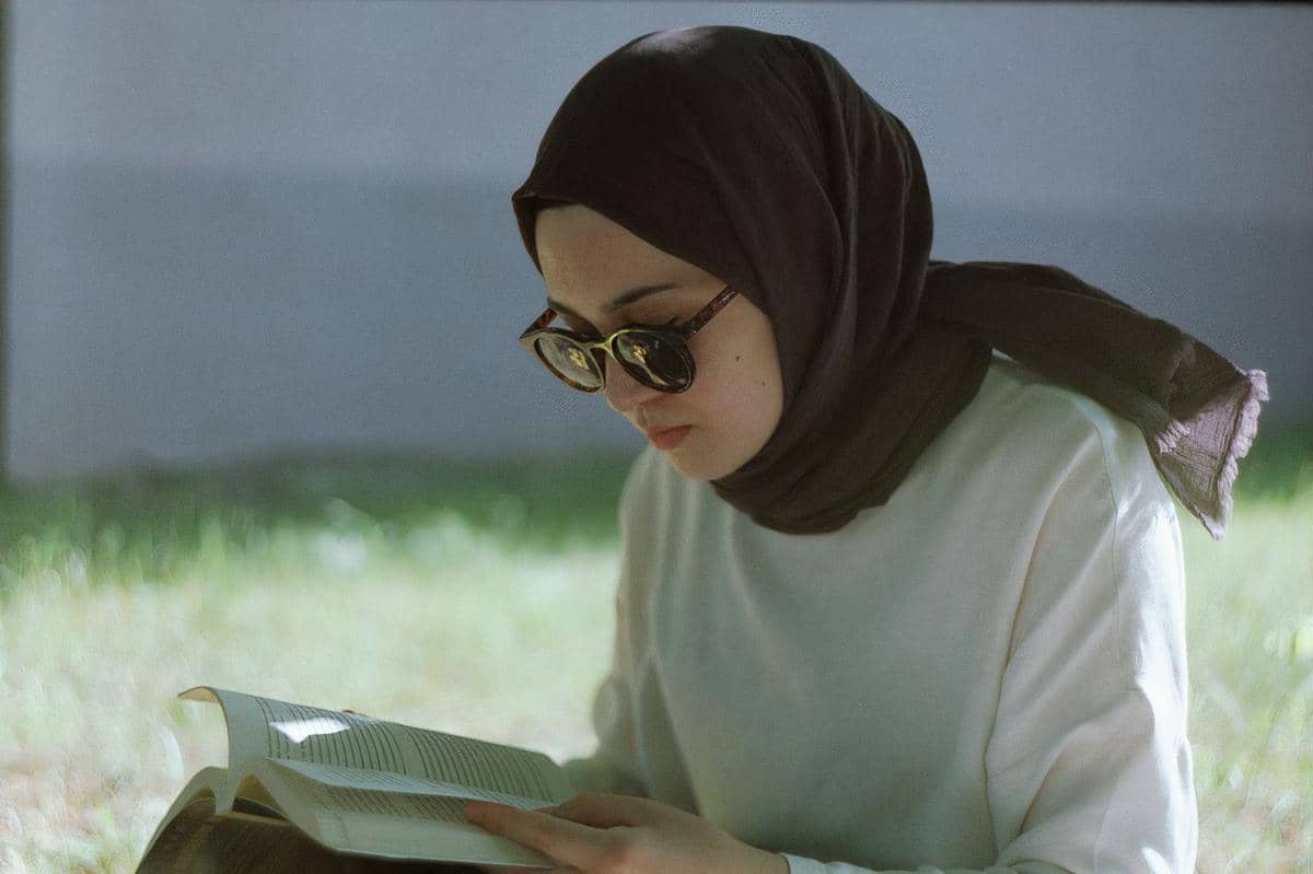 Burnout Menumpuk? Buku Lama di Rak Bisa Jadi Penyelamat Mental