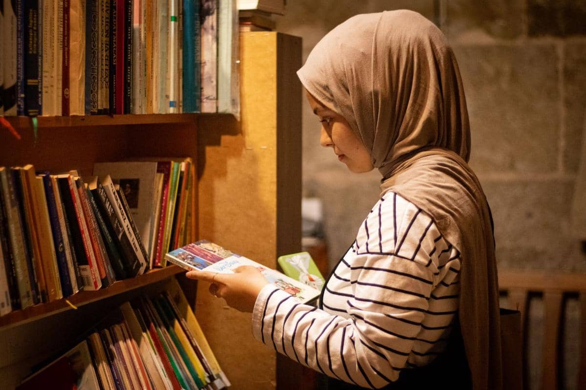 memilih buku