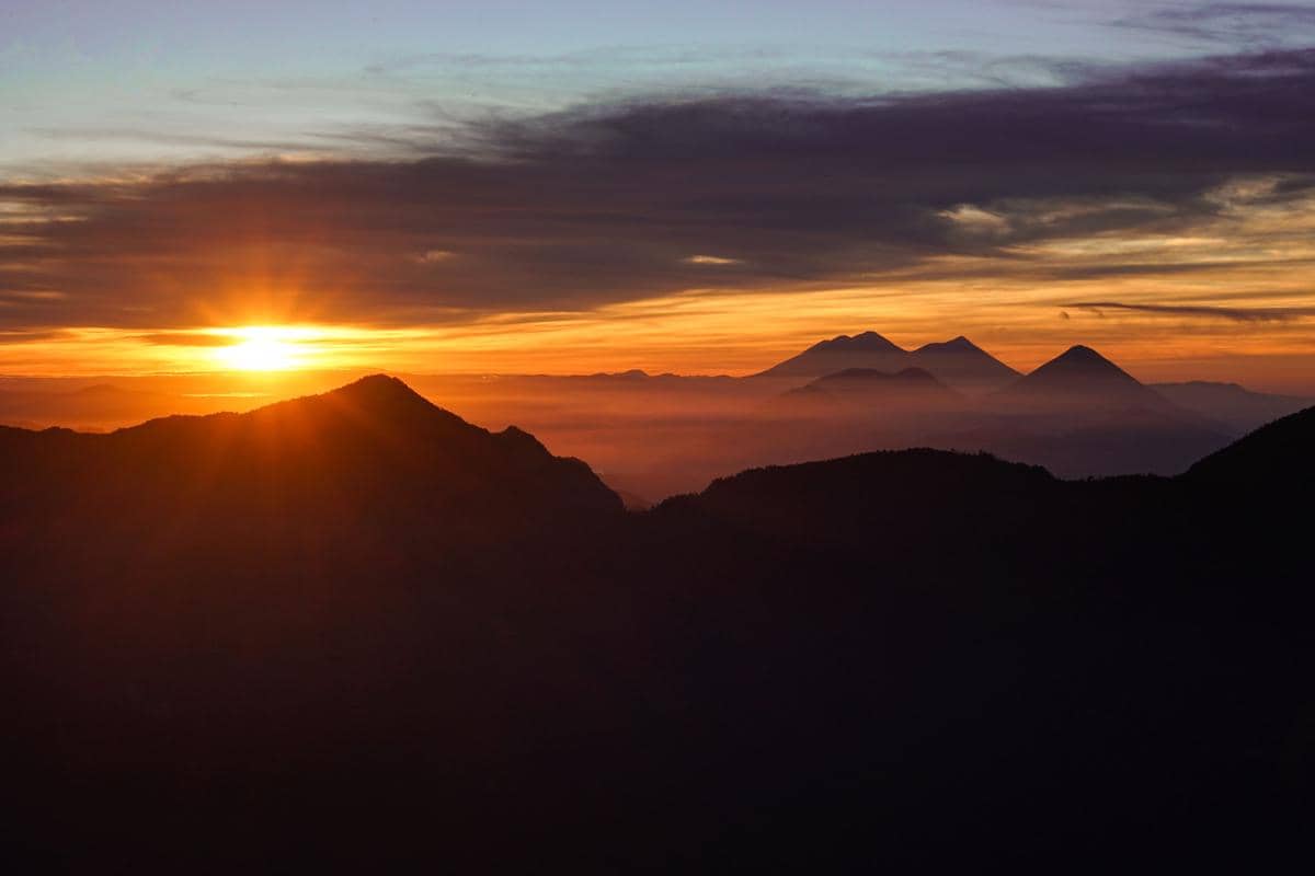 ilustrasi pemandangan matahari terbit di puncak gunung