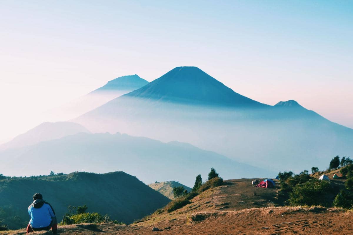 ilustrasi puncak gunung saat pagi hari