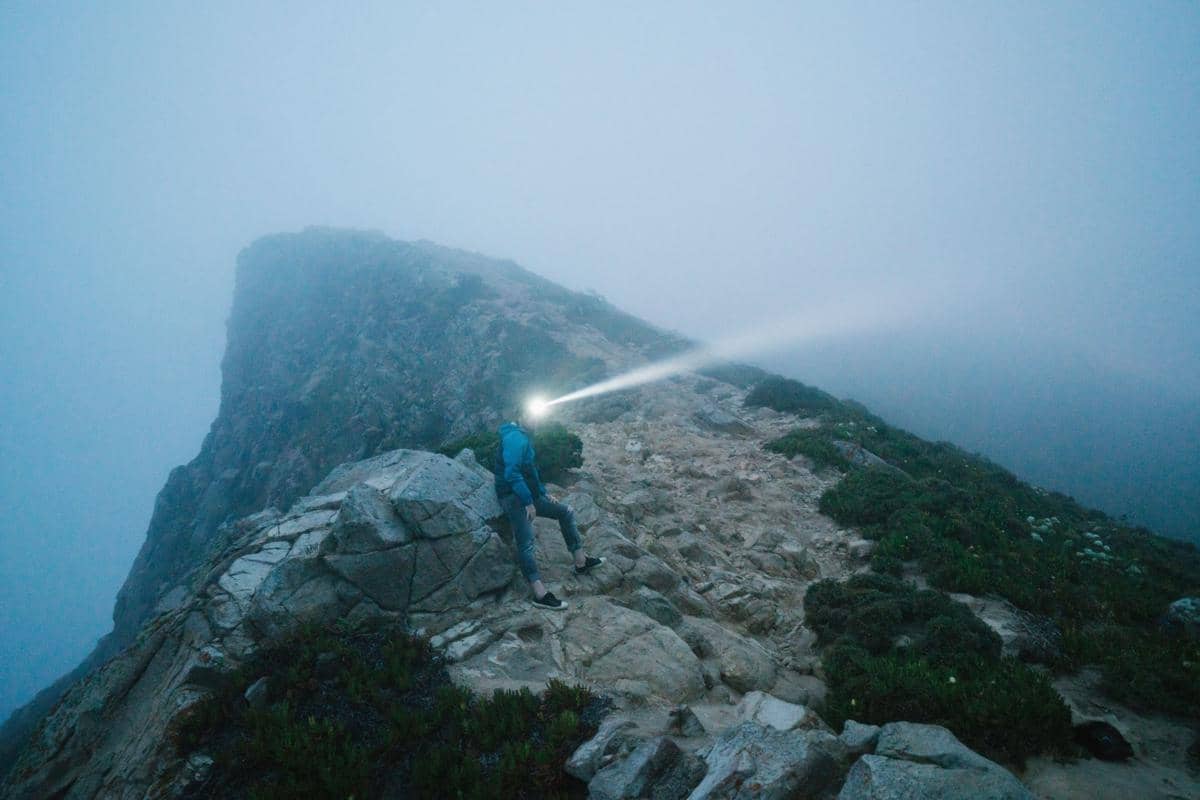 Kenapa Headlamp Jadi Barang Penting dalam Summit Attack?