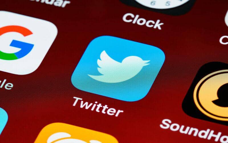 ilustrasi logo media sosial Twitter di smartphone