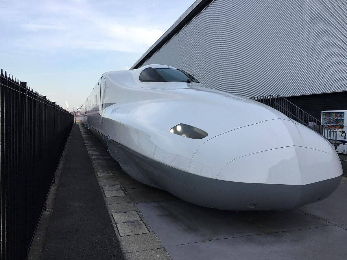 Potret kereta cepat Series N700 unit X0 yang dipamerkan di SCMAGLEV and Railway Park, terlihat dari sisi depan.