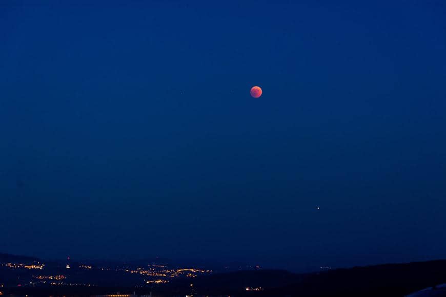 ilustrasi Bulan dan Mars