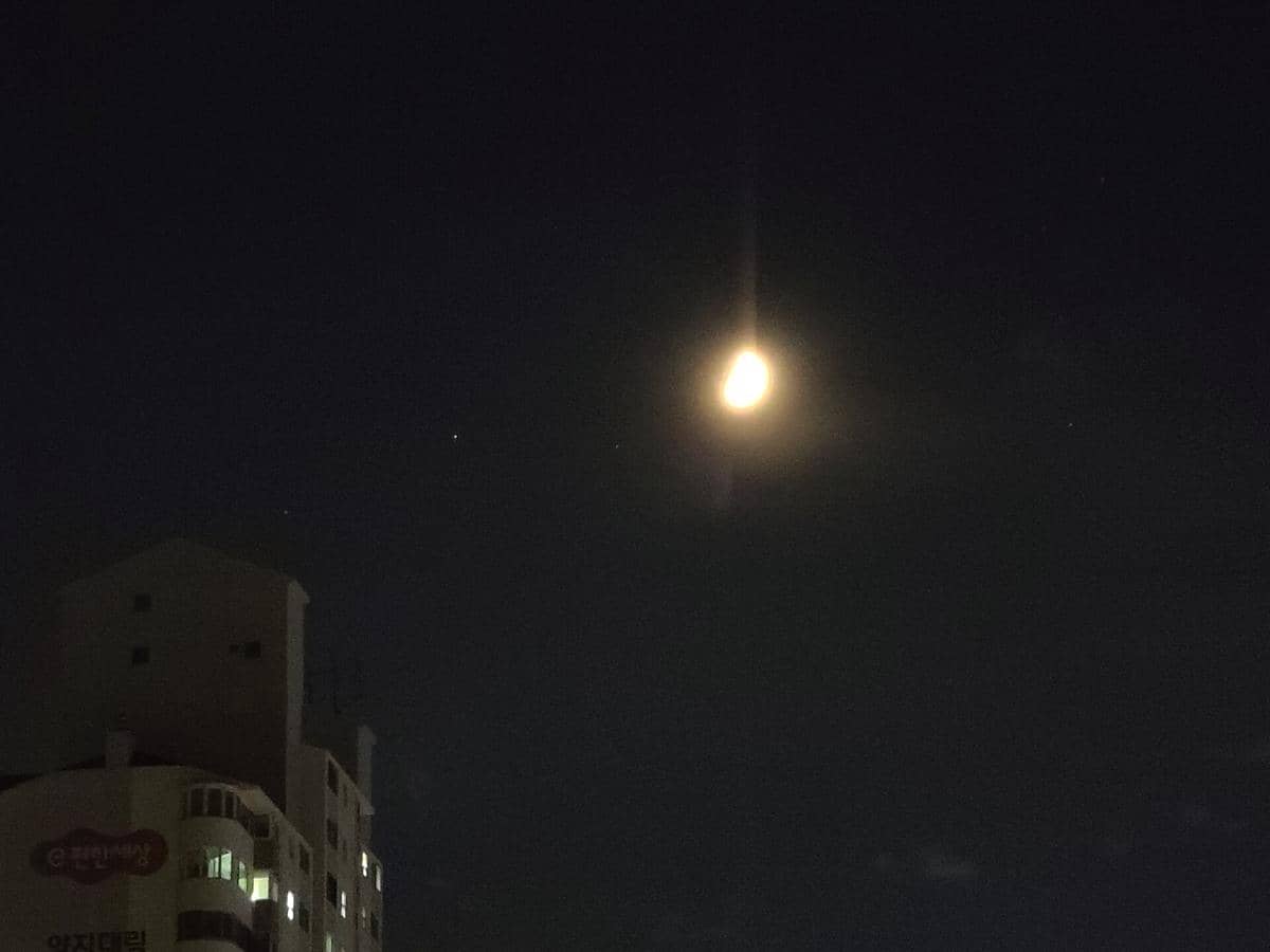 ilustrasi Bulan dan Antares