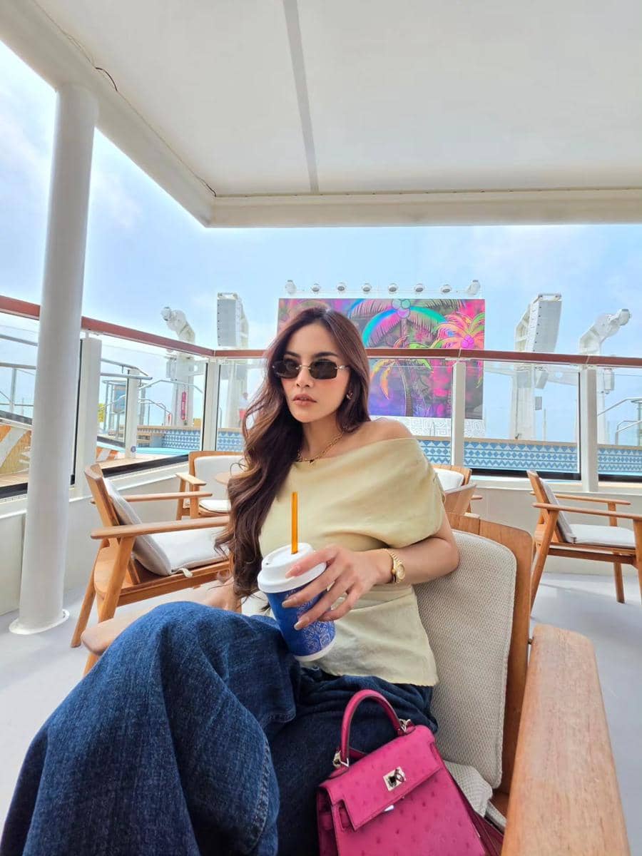 Mahalini dan Rizky Febian berpose bersama di kapal pesiar Disney Cruise saat menikmati liburan mereka.