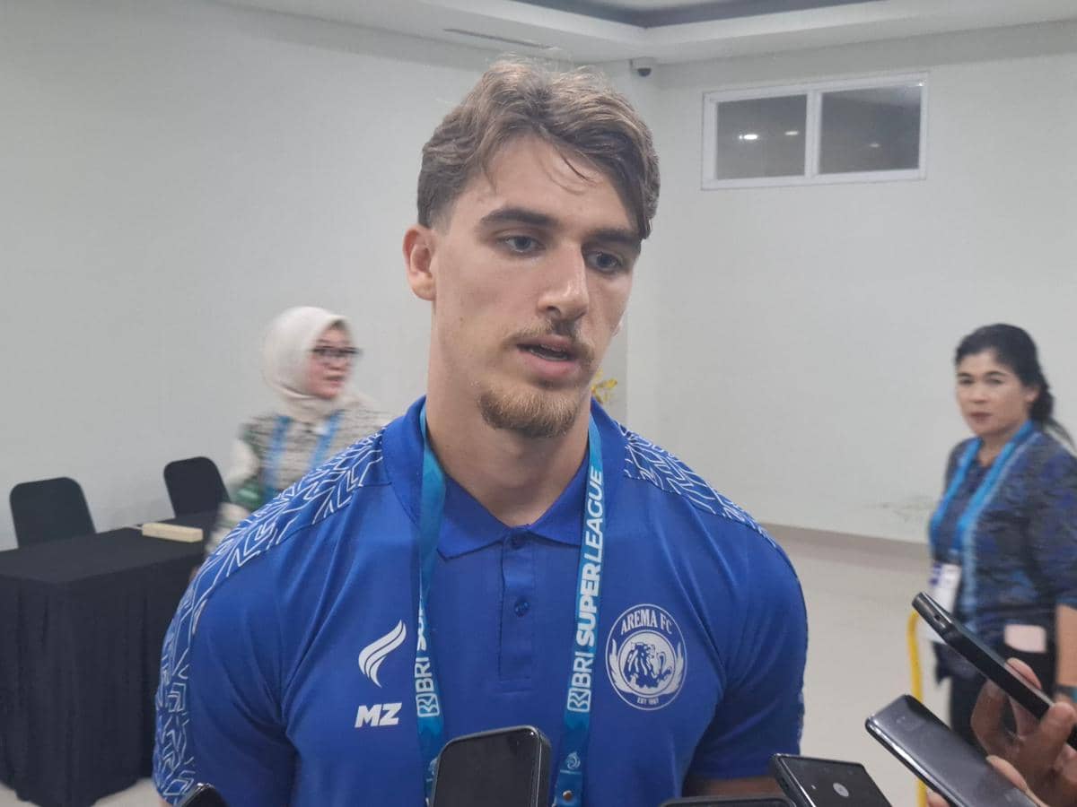 Mauro Zijlstra mengenakan seragam Arema FC dalam potret yang diabadikan oleh fotografer Rizal Adhi Pratama.