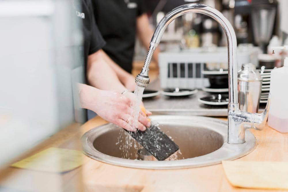 5 Cara Mengatasi Saluran Wastafel Mampet Pakai Soda Kue