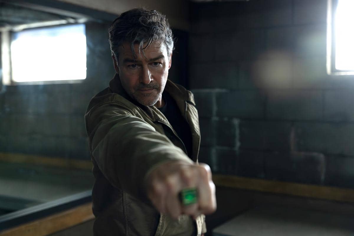 Karakter Hal Jordan dalam serial Lanterns produksi HBO dalam materi promosi resmi untuk serial televisi tersebut.