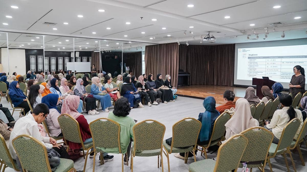 Dosen Bahasa dan Kebudayaan Korea, Departemen Linguistik, Universitas Indonesia, Usmi, memberikan materi dalam kuliah umum "Pragmatik Bahasa Korea: Memahami Ungkapan Negasi” di Korean Cultural Center Indonesia.