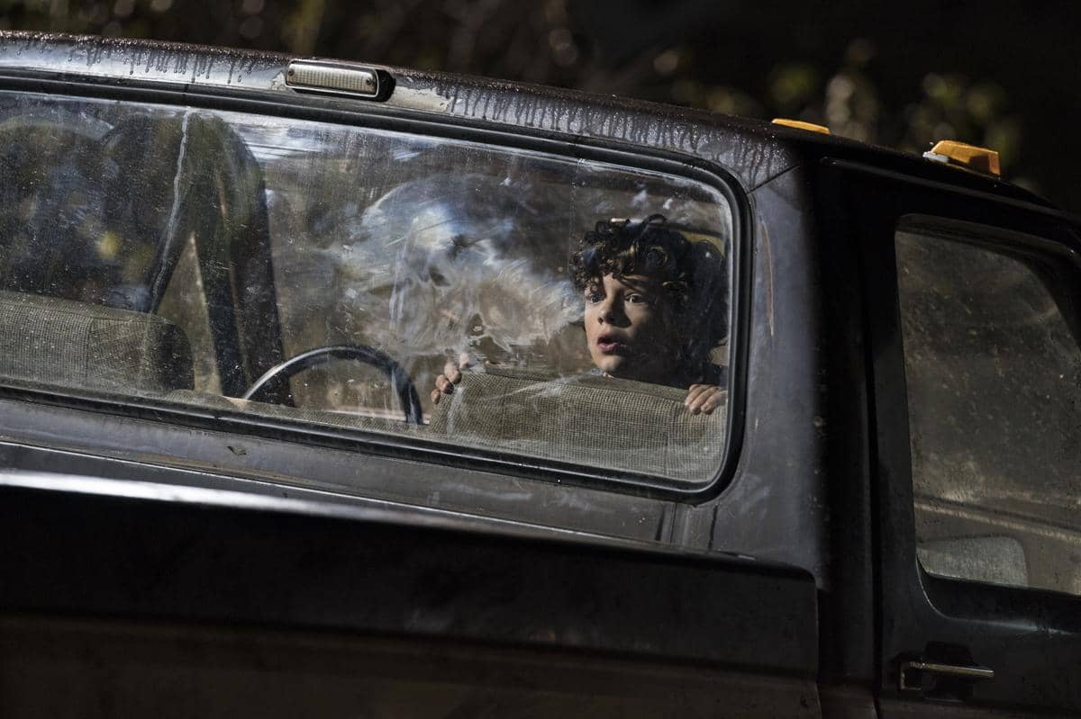 Noah Jupe tampil dalam salah satu adegan film horor A Quiet Place produksi Paramount Pictures yang penuh ketegangan.