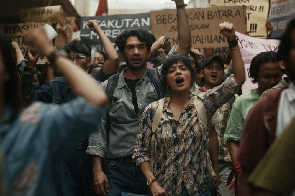 Cuplikan still cut film Laut Bercerita produksi Pal8 Pictures sebagai materi visual untuk publikasi film.