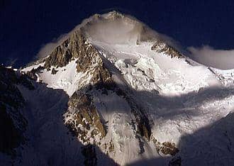 Gunung Gasherbrum I dikenal pula dengan nama Hidden Peak atau puncak tersembunyi