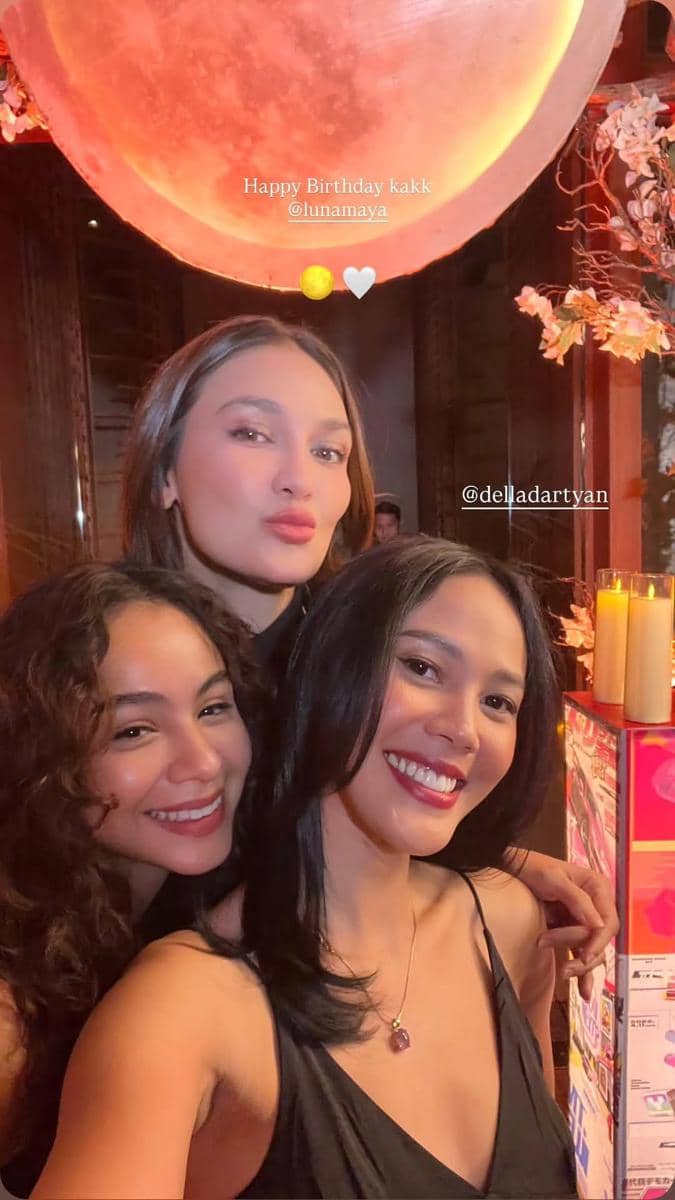 Sejumlah artis berpose bersama di acara makan malam ulang tahun Luna Maya dalam unggahan Instagramnya.
