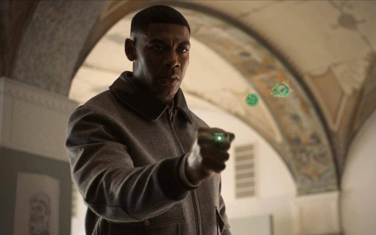Karakter John Stewart dalam materi promosi serial Lanterns produksi HBO, tampil mengenakan seragam Green Lantern.