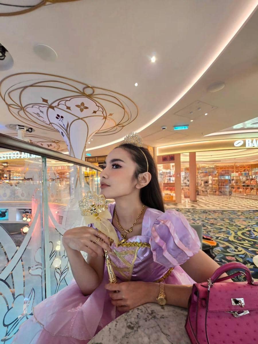 Mahalini dan Rizky Febian menikmati liburan bersama di Disney Cruise, dibagikan melalui unggahan Instagram.