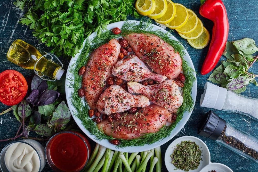 ilustrasi daging ayam yang sedang dimarinasi 