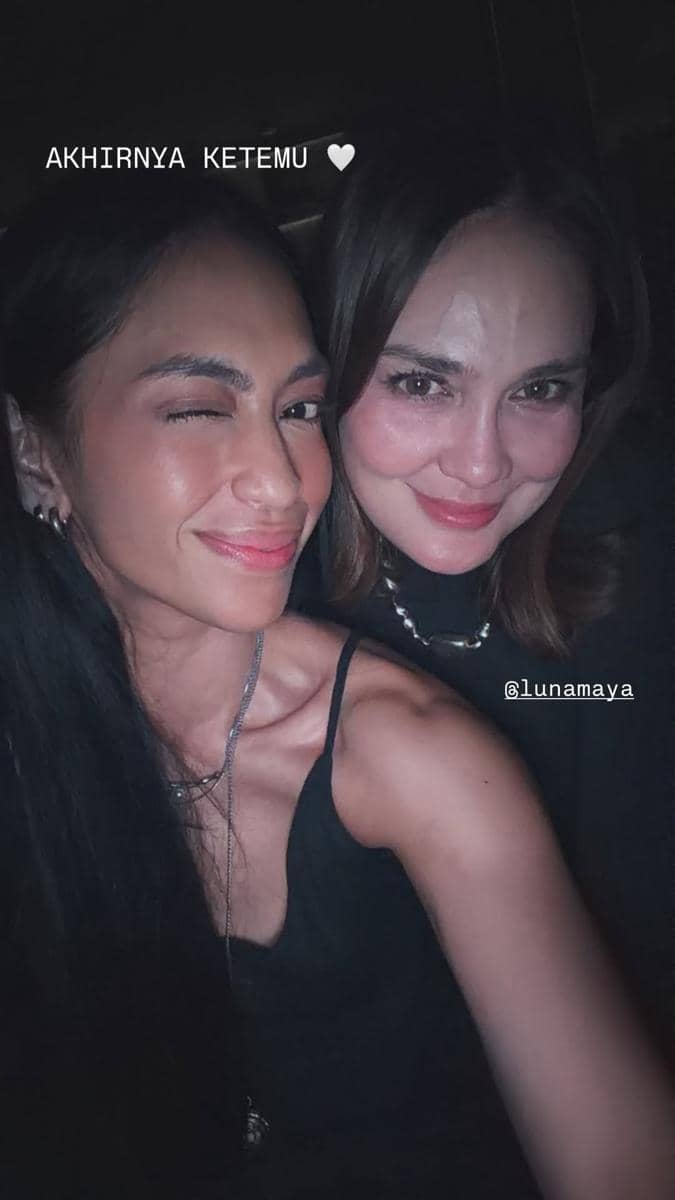Sejumlah artis berpose bersama di meja makan dalam perayaan makan malam ulang tahun Luna Maya yang hangat.