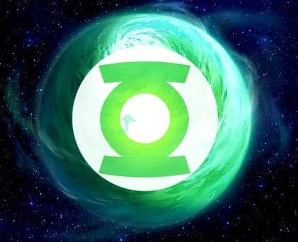 Mogo, planet hidup anggota Green Lantern Corps, tampak sebagai bola dunia hijau bercahaya di angkasa dengan latar galaksi.