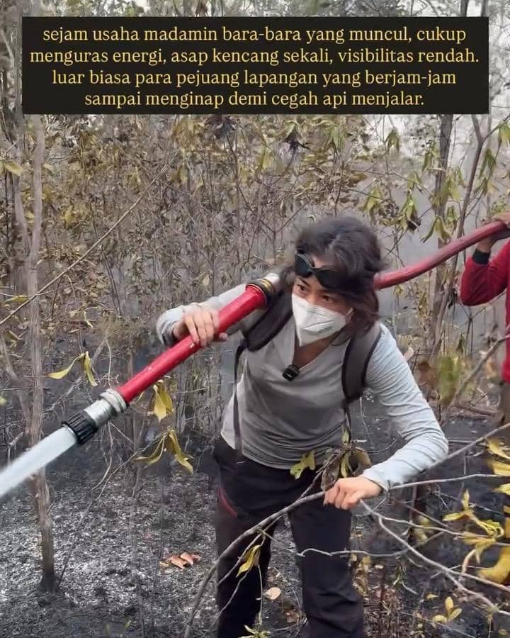 Sherina Munaf sebagai relawan membantu penanganan kebakaran di Kalimantan bersama tim relawan di lapangan.