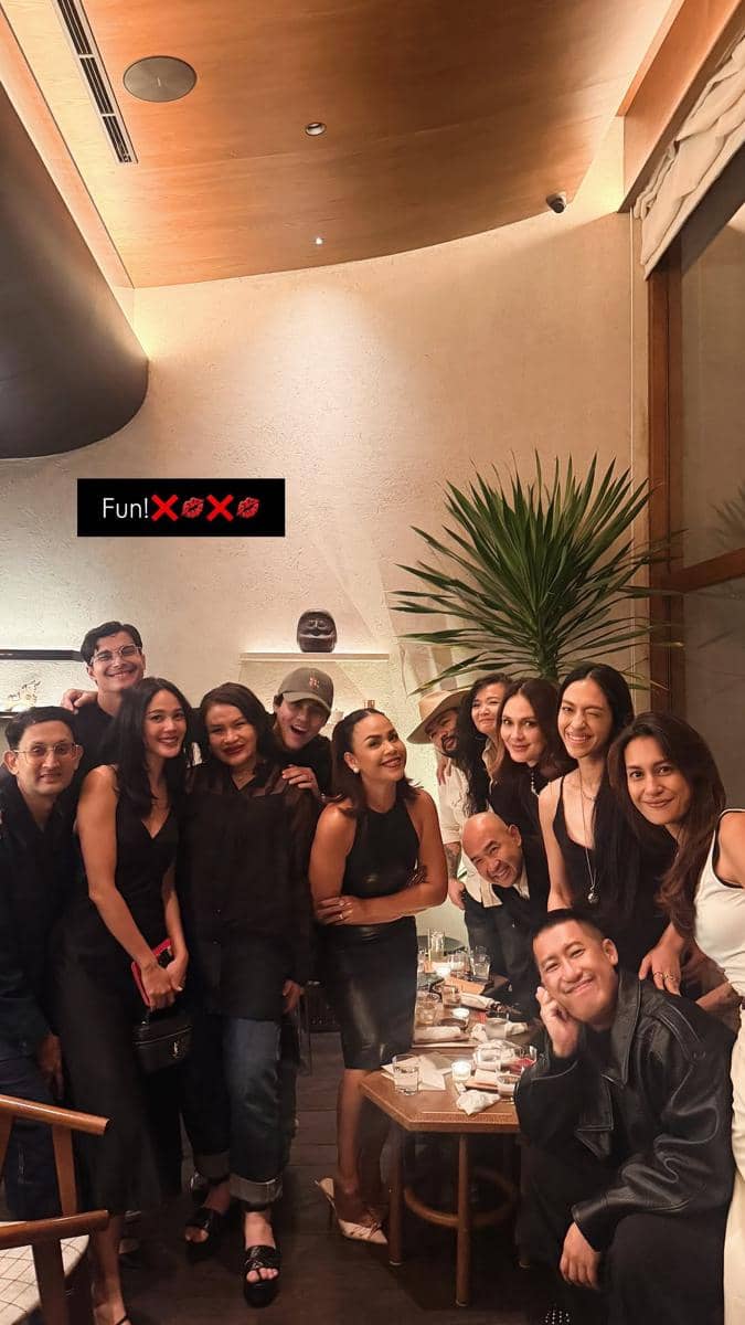 Sejumlah artis berpose bersama Luna Maya dalam acara makan malam ulang tahun dengan dekorasi bunga dan suasana hangat.