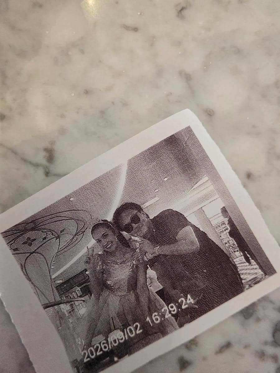 Mahalini dan Rizky Febian berpose bersama sambil menikmati suasana liburan di kapal pesiar Disney Cruise.